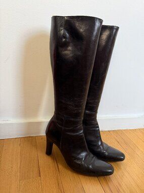 Varda Black Leather Knee-High Boots with Pump Heel, Rounded Toe